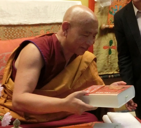 『正理の海』を手に取るチャド・リンポチェ 『正理の海』を手に取るチャド・リンポチェ