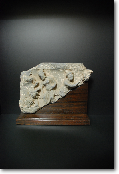 花を摘む女性たち